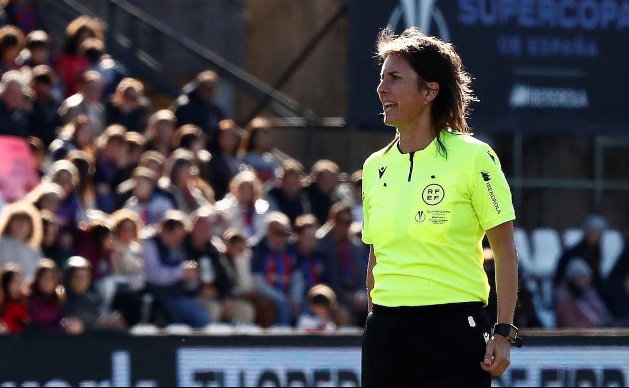 Marta Frías, referente del arbitraje, cuelga el silbato en el Athletic
